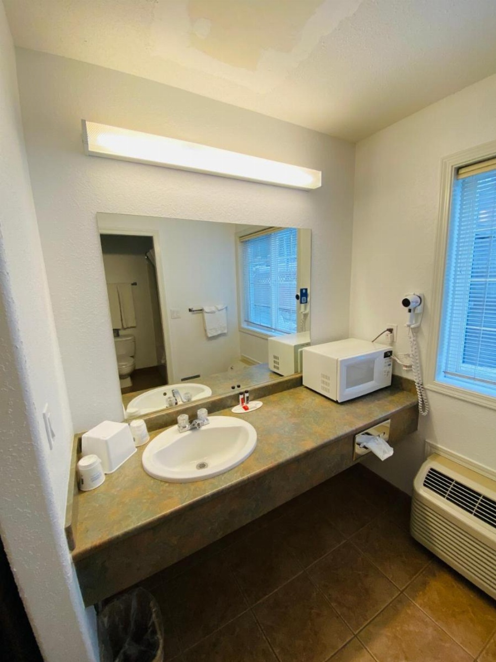 Super 8 by Wyndham 100 Mile House Image 23