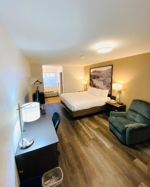 Super 8 by Wyndham 100 Mile House image 30