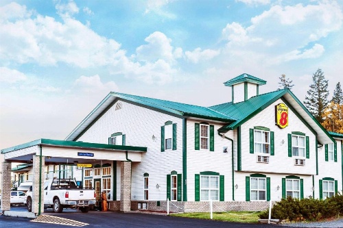 Super 8 by Wyndham 100 Mile House image 50